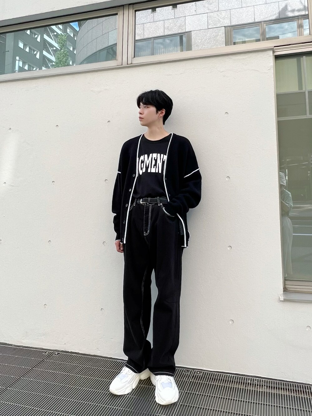 ブラック系のカーディガン/ボレロ、ブラック系のTシャツ/カットソー、ブラック系のデニムパンツを着用したメンズの秋コーディネートの1枚目の写真