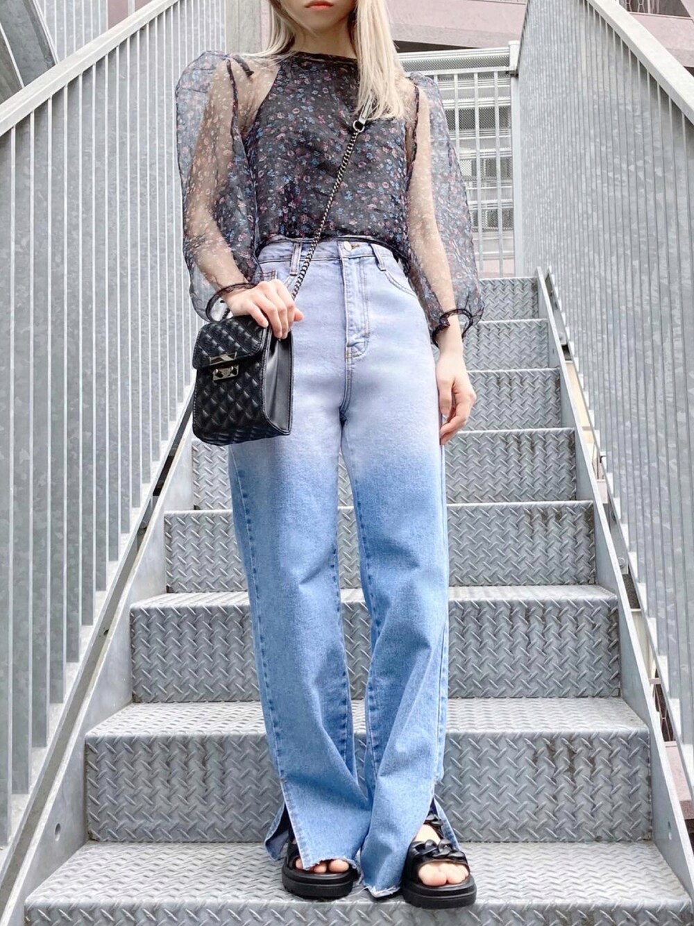 ブラック系のキャミソール、ブラック系のシャツ/ブラウス、ブラック系のショルダーバッグを着用したレディースの夏コーディネートの1枚目の写真