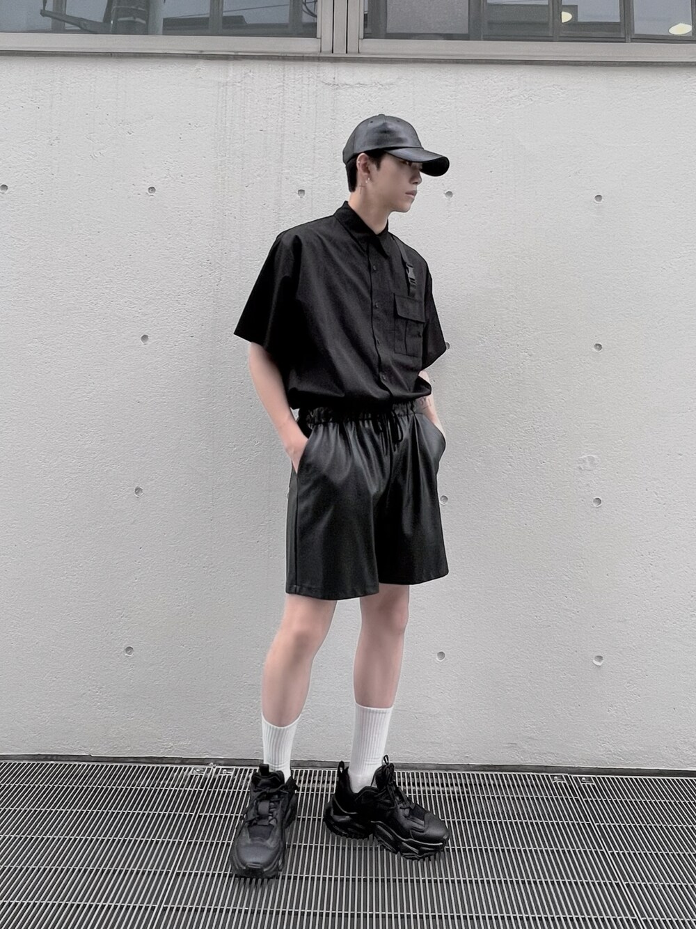 ブラック系のその他パンツ、ブラック系のシャツ/ブラウス、ブラック系のキャップを着用したメンズの夏コーディネートの1枚目の写真