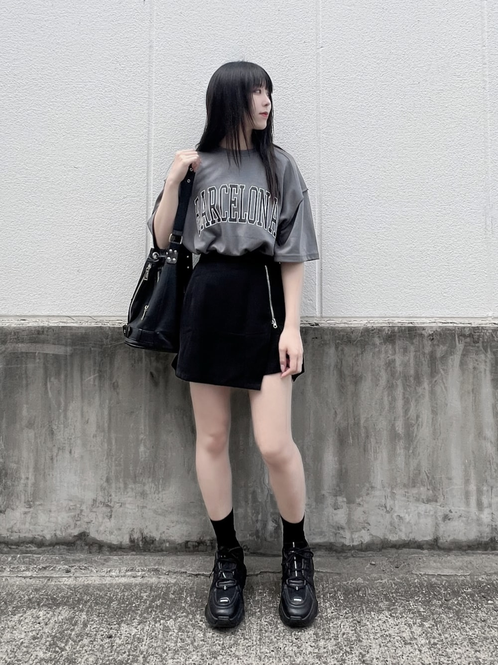 ブラック系のスニーカー、グレー系のTシャツ/カットソー、ブラック系のスカートを着用したレディースの夏コーディネートの1枚目の写真