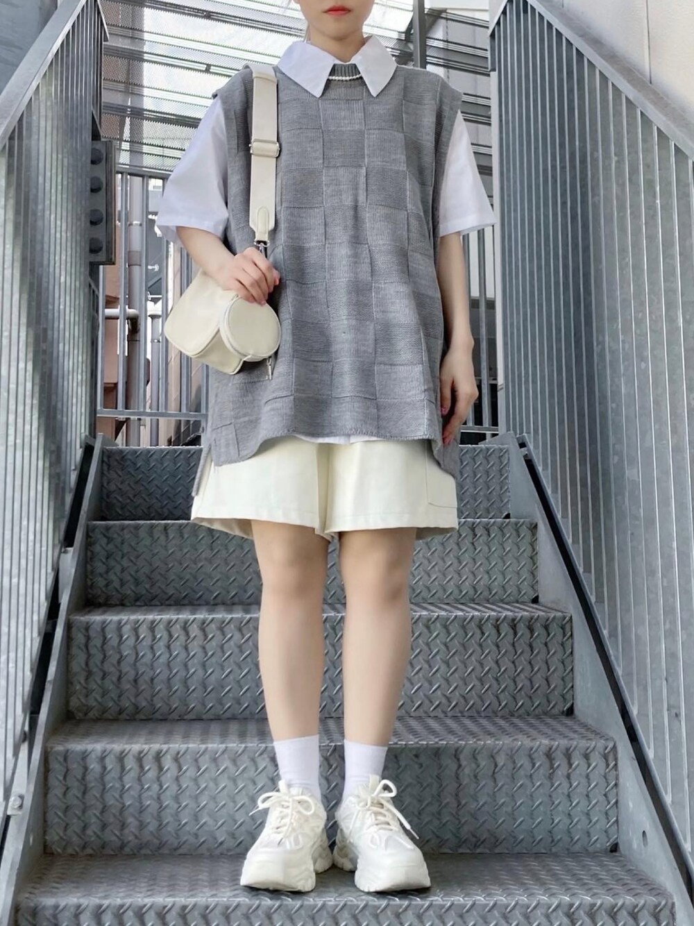 ホワイト系のその他パンツ、グレー系のベスト、ホワイト系のシャツ/ブラウスを着用したレディースの春コーディネートの1枚目の写真