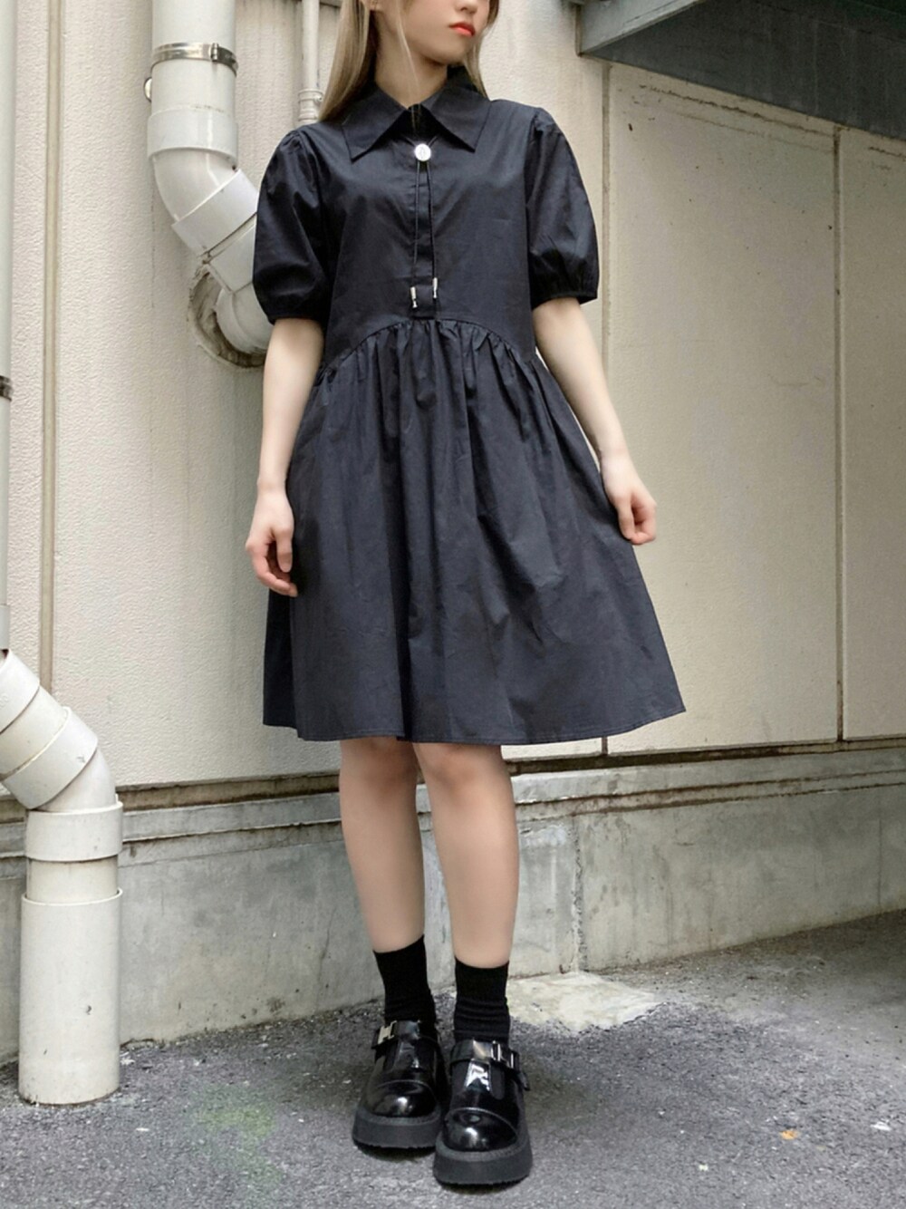 ブラック系のワンピース、ブラック系のドレスシューズ、ブラック系のネックレスを着用したレディースの夏コーディネートの1枚目の写真