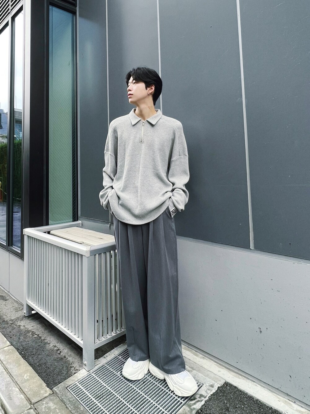 「秋のコーデ、秋服、ビックシルエット、メンズファッション、メンズコーデ、ストリート、ストリートコーデ、モノトーン、モノトーンコーデ、グレー、プルオーバー、ワッフル、スラックス、スラックスパンツ」｜「Figmentsのタックワイドスラックス（その他パンツ、グレー系）」を使った、Figments_officialさん（メンズ・178cm）の秋コーディネートの1枚目の写真