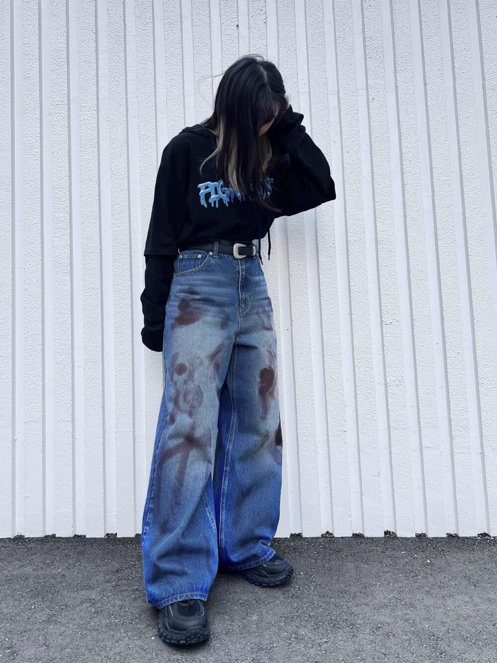 ブルー系のTシャツ/カットソー、ブルー系のデニムパンツ、ブラック系のスニーカーを着用したレディースの冬コーディネートの1枚目の写真