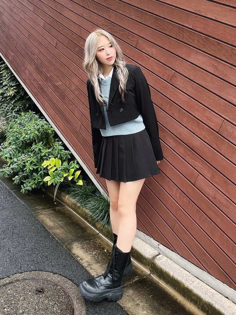 ブラック系のテーラードジャケット、ブルー系のベスト、ホワイト系のシャツ/ブラウスを着用したレディースの冬コーディネートの1枚目の写真