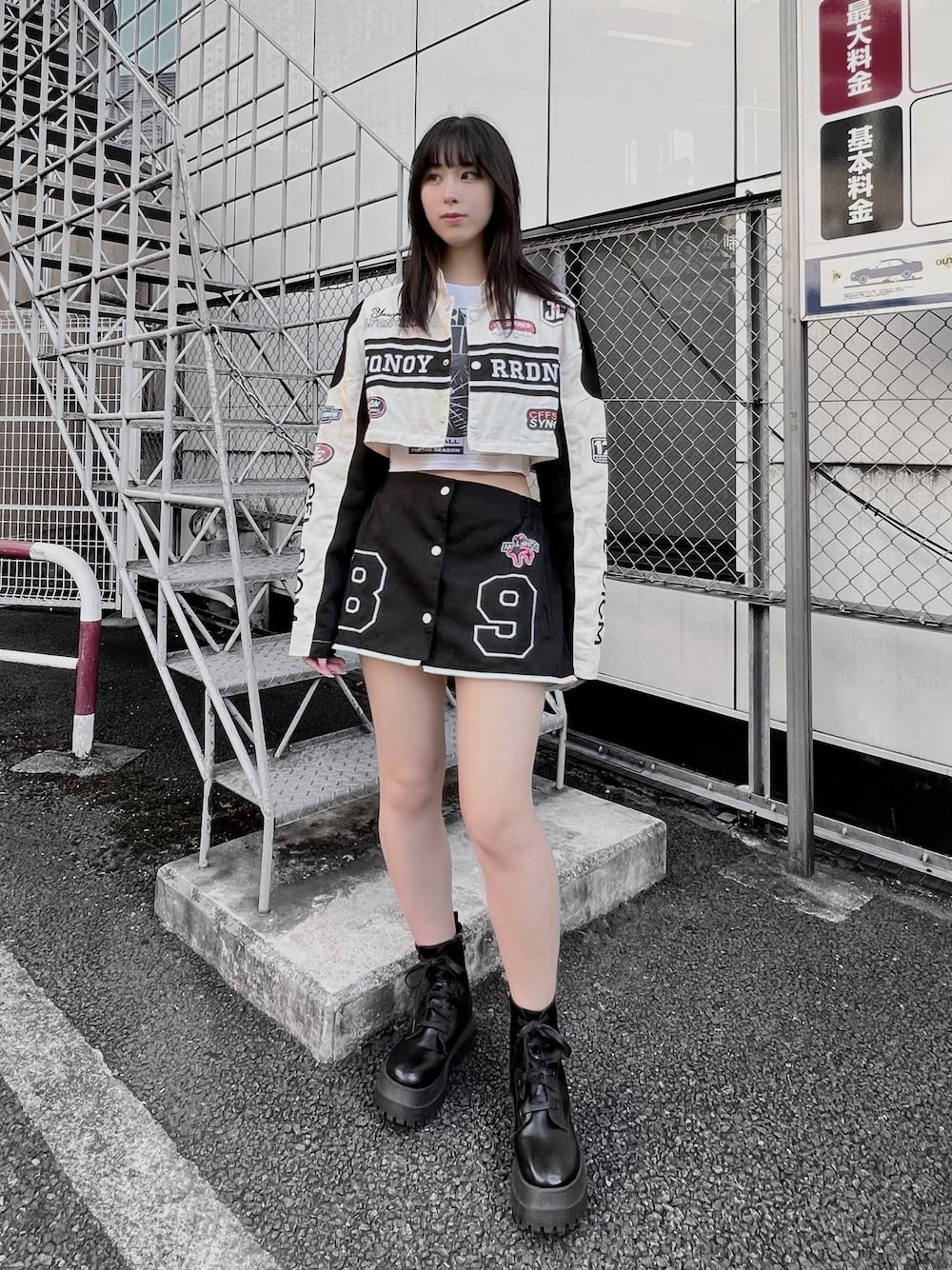 ホワイト系のTシャツ/カットソー、ブラック系のブーツ、ブラック系のブルゾンを着用したレディースの秋コーディネートの1枚目の写真