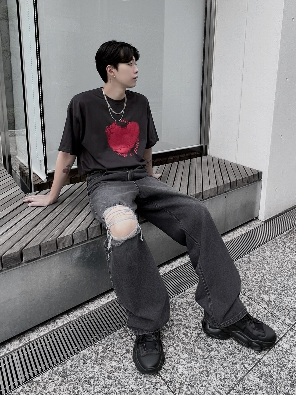 ブラック系のTシャツ/カットソー、ブラック系のデニムパンツ、シルバー系のネックレスを着用したメンズの夏コーディネートの1枚目の写真