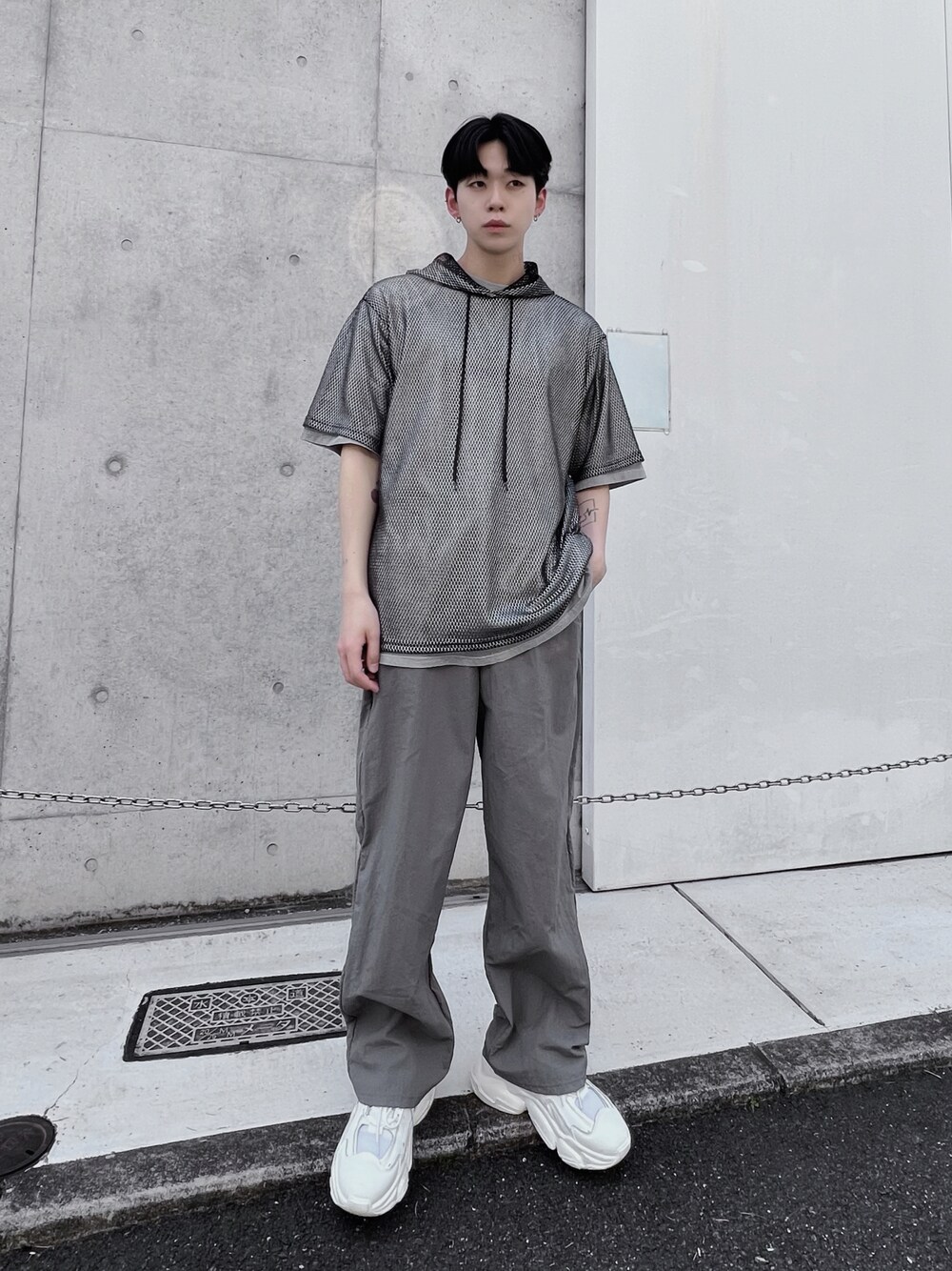 グレー系のその他パンツ、ブラック系のTシャツ/カットソー、グレー系のTシャツ/カットソーを着用したメンズの春コーディネートの1枚目の写真