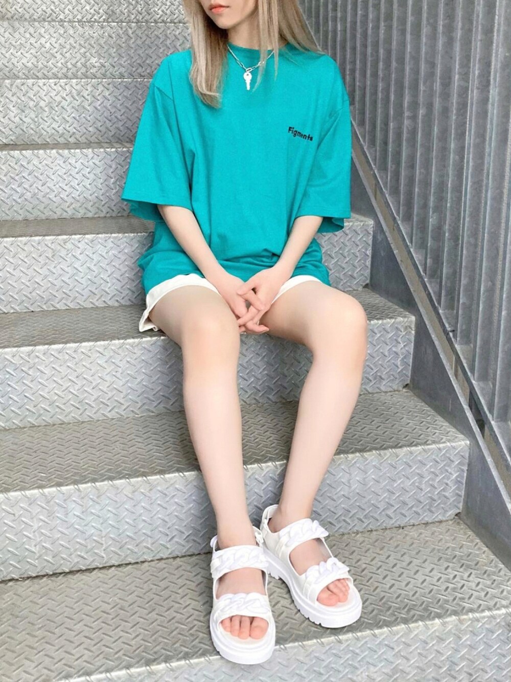 グリーン系のTシャツ/カットソー、ホワイト系のその他パンツ、ホワイト系のサンダルを着用したレディースの夏コーディネートの1枚目の写真