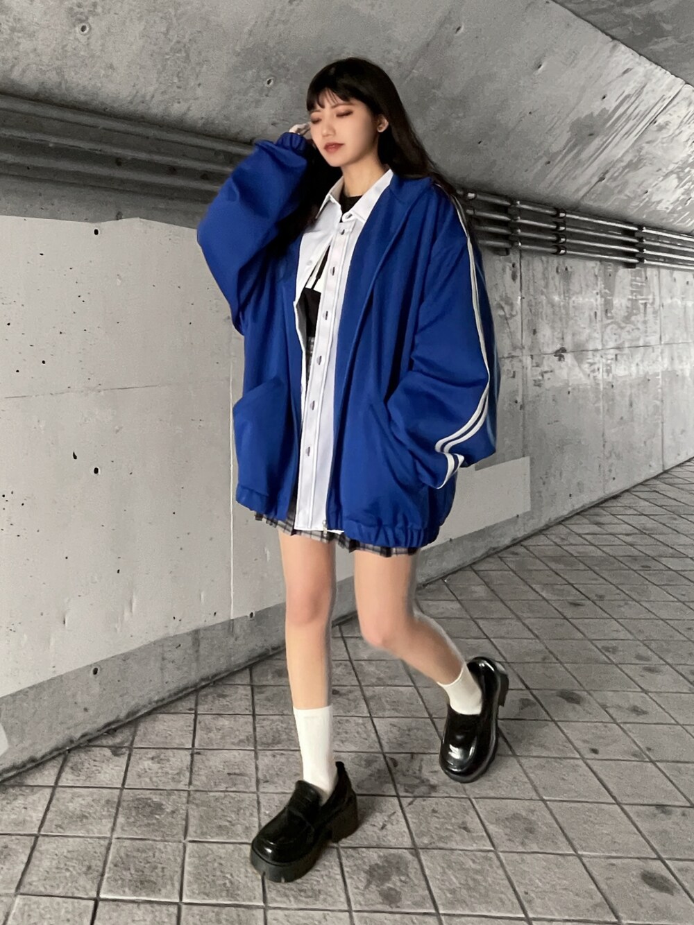 ブラック系のローファー、ホワイト系のシャツ/ブラウス、その他のスカートを着用したレディースの冬コーディネートの1枚目の写真