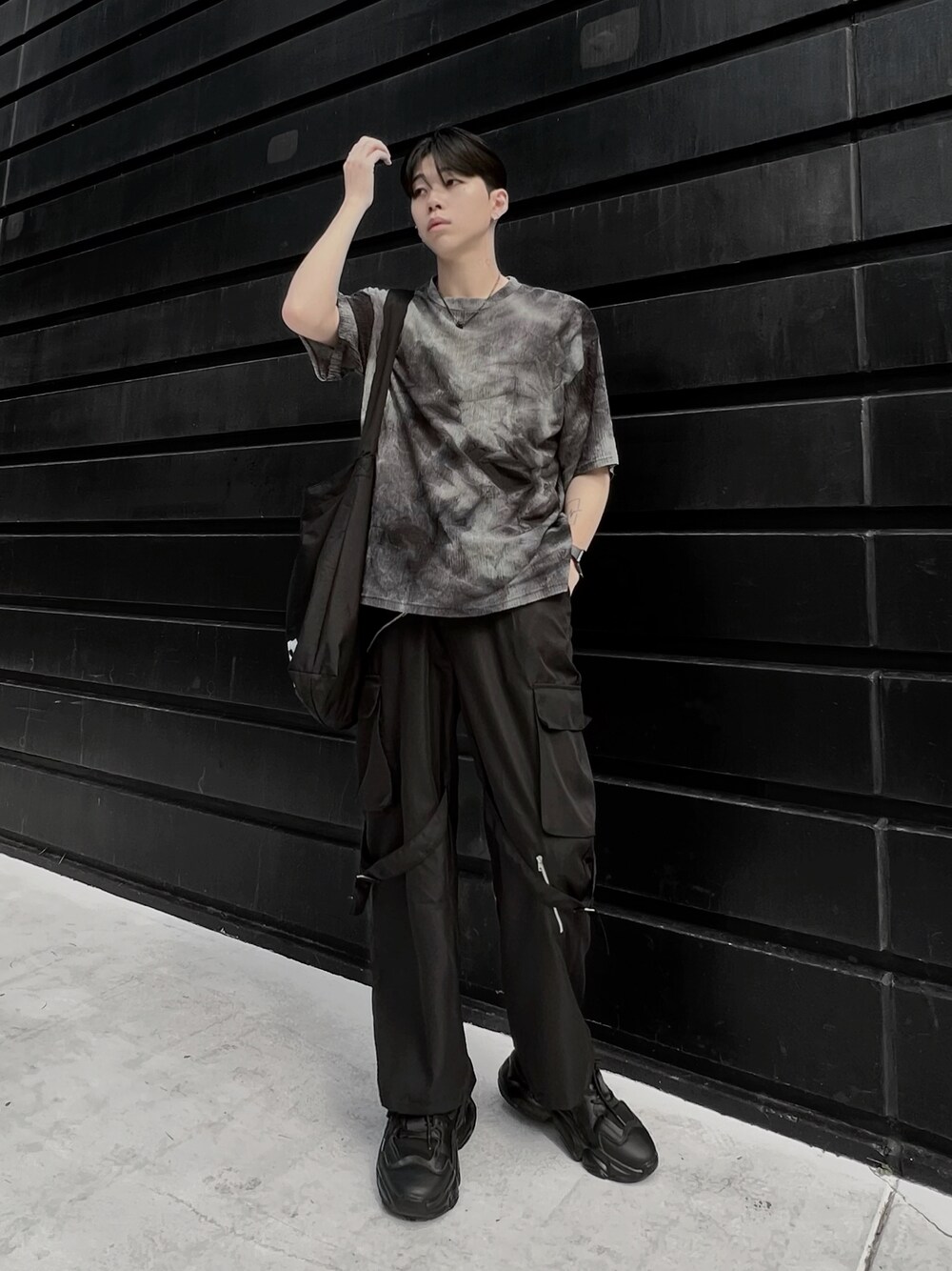 その他のTシャツ/カットソー、ブラック系のカーゴパンツ、ブラック系のショルダーバッグを着用したメンズの夏コーディネートの1枚目の写真