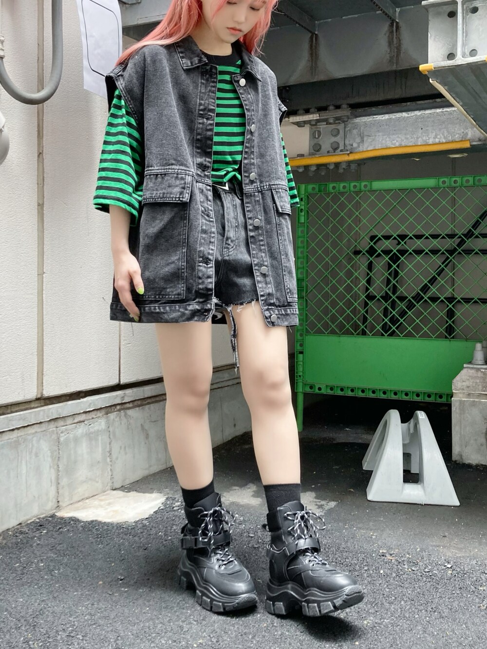 グリーン系のTシャツ/カットソー、ブラック系のデニムパンツ、ブラック系のその他シューズを着用したレディースの春コーディネートの1枚目の写真