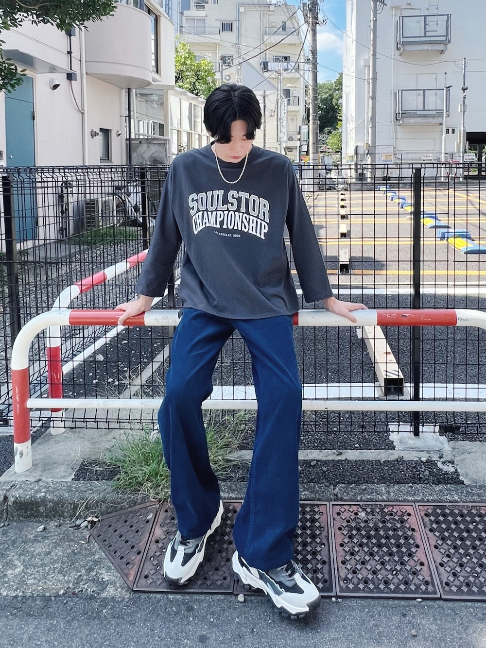 ブルー系のその他パンツ、ブラック系のTシャツ/カットソー、グレー系のMA-1を着用したメンズの秋コーディネートの1枚目の写真