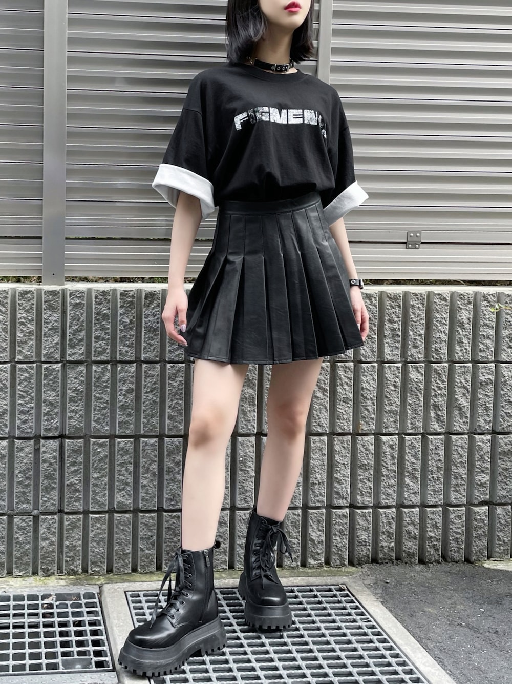 ホワイト系のTシャツ/カットソー、ブラック系のスカート、ブラック系のブーツを着用したレディースの夏コーディネートの1枚目の写真