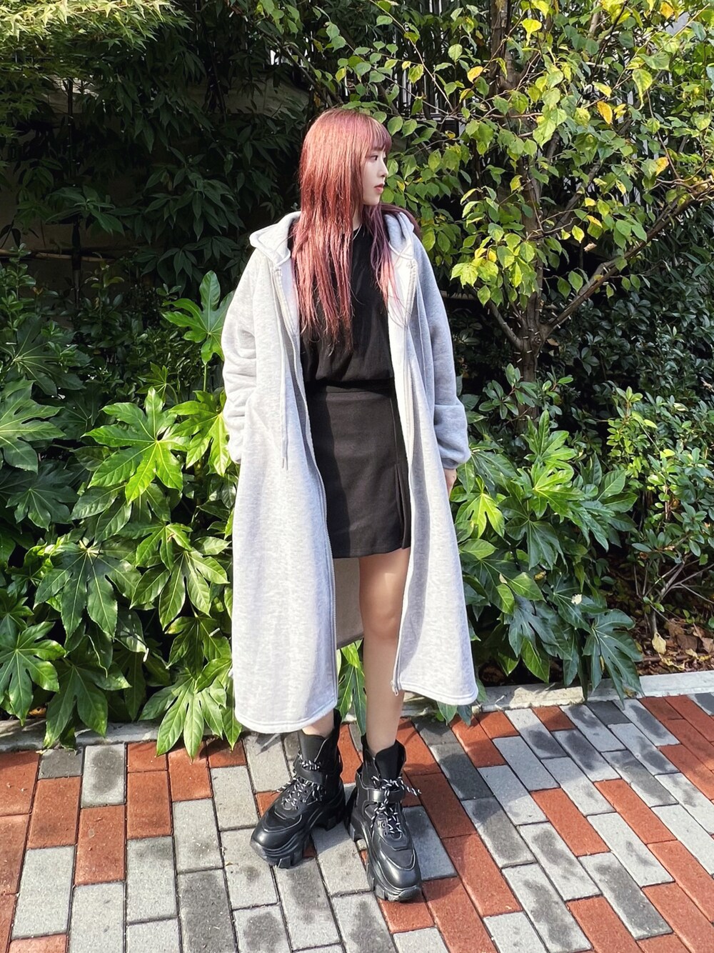 ブラック系のその他シューズ、ブラック系のTシャツ/カットソー、グレー系のパーカーを着用したレディースの冬コーディネートの1枚目の写真