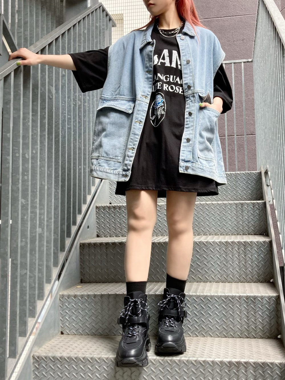 ブラック系のその他シューズ、ブルー系のベスト、ブラック系のTシャツ/カットソーを着用したレディースの夏コーディネートの1枚目の写真