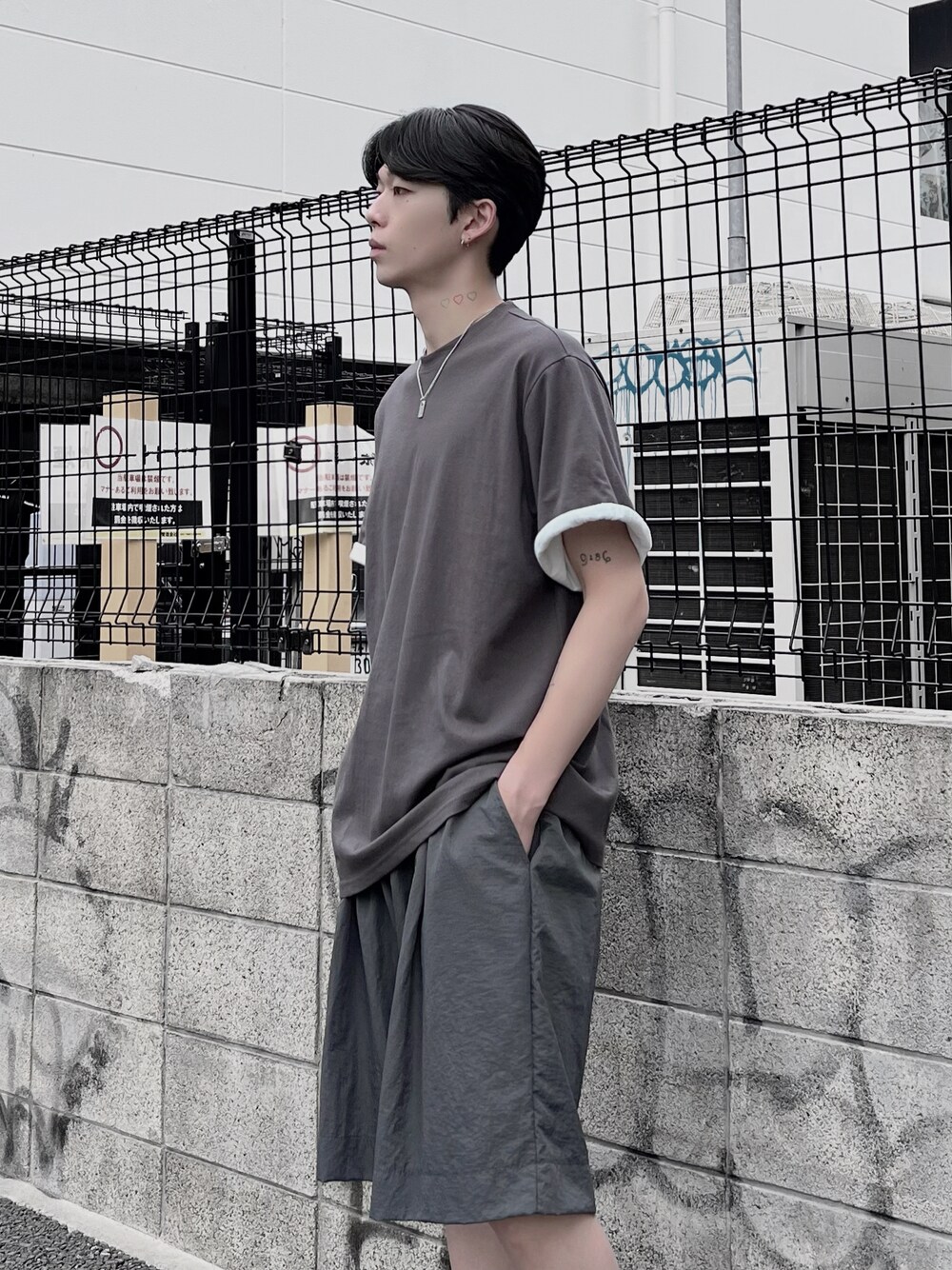 ブラック系のその他パンツ、ホワイト系のTシャツ/カットソーを着用したメンズの夏コーディネートの1枚目の写真