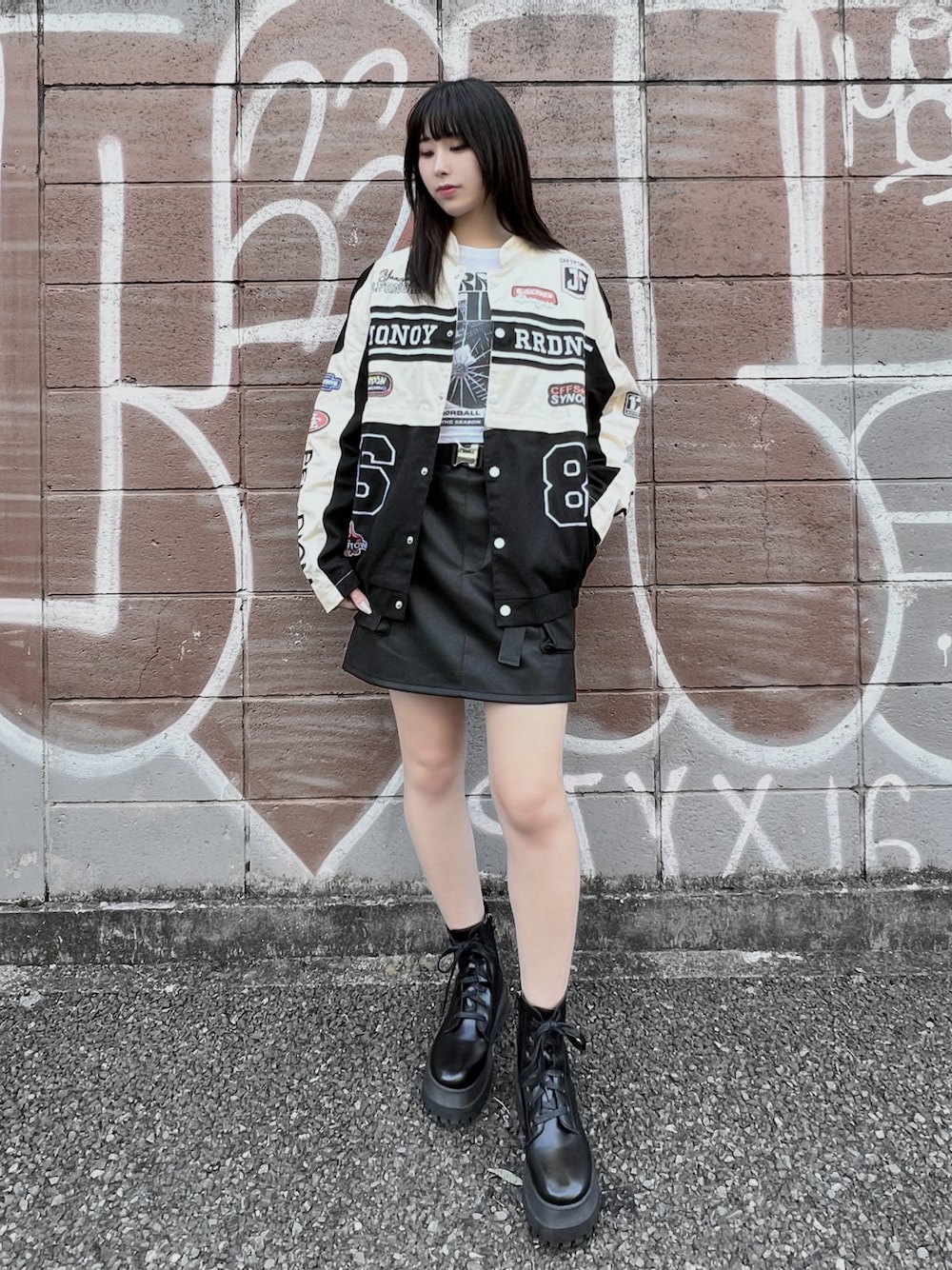 ホワイト系のTシャツ/カットソー、ブラック系のブーツ、ブラック系のブルゾンを着用したレディースの秋コーディネートの1枚目の写真