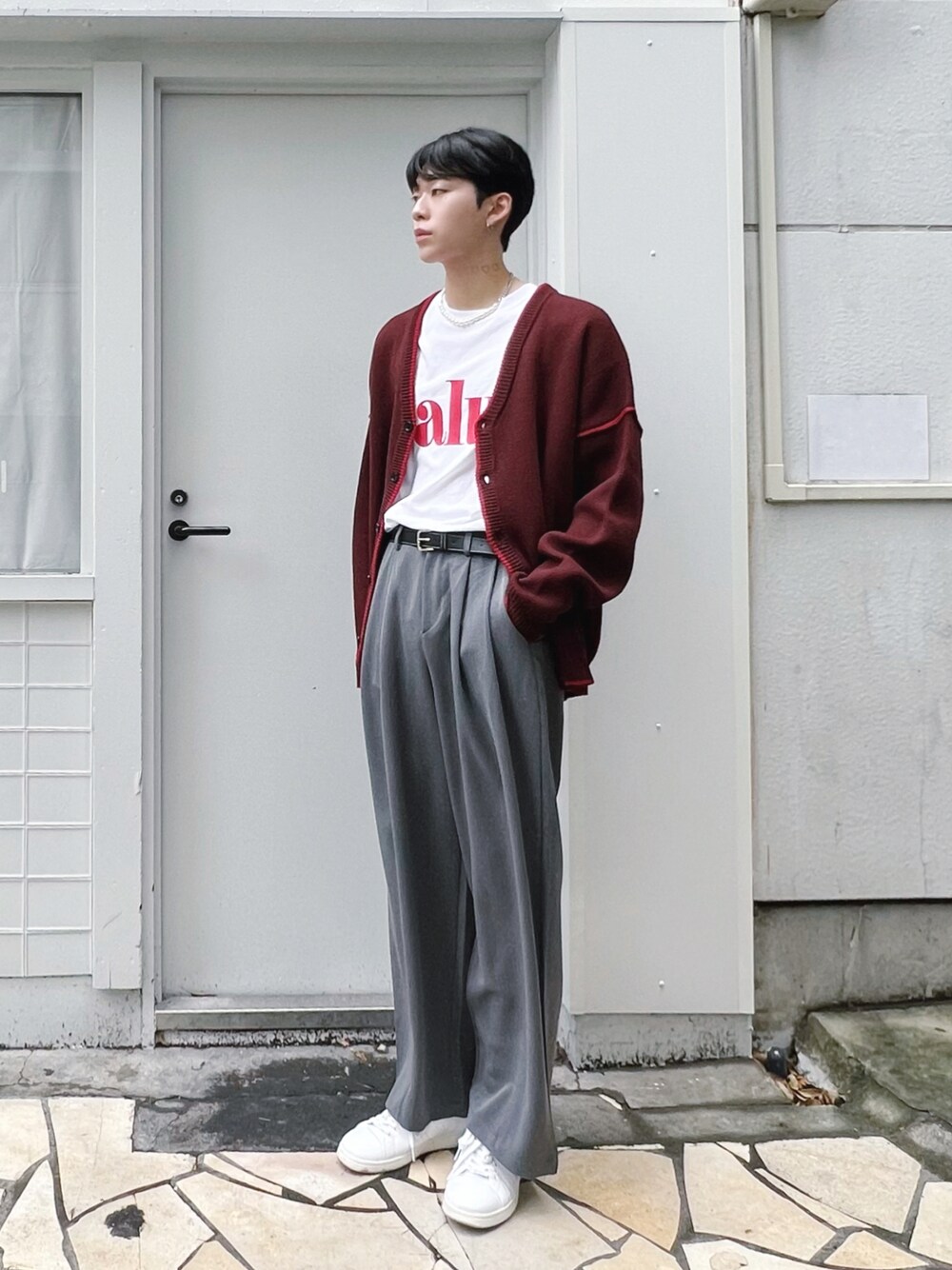 ホワイト系のTシャツ/カットソー、グレー系のその他パンツ、レッド系のカーディガン/ボレロを着用したメンズの秋コーディネートの1枚目の写真