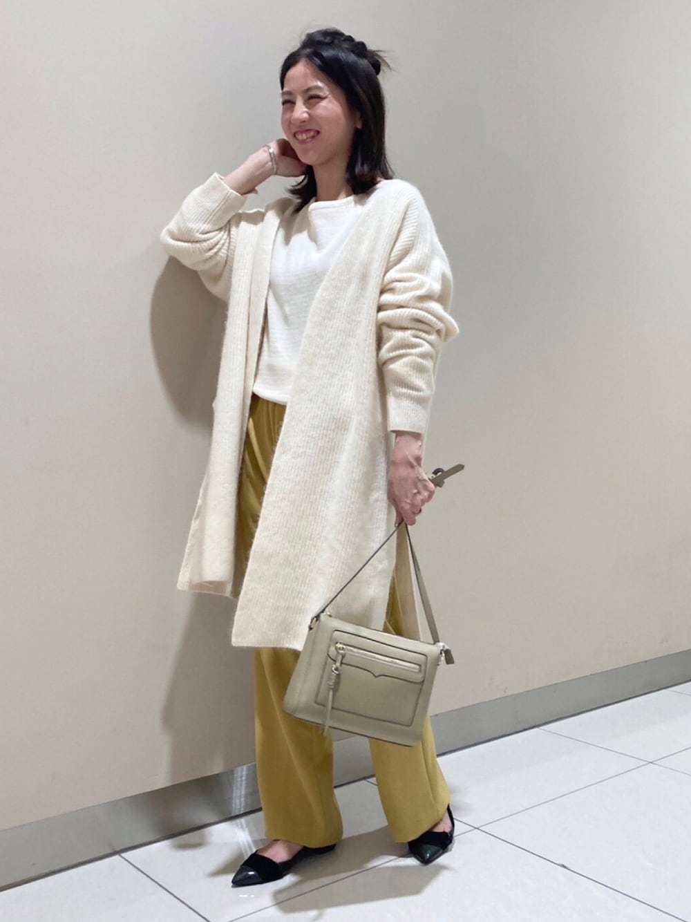 ホワイト系のTシャツ/カットソー、ホワイト系のカーディガン/ボレロ、グリーン系のその他パンツを着用したレディースの秋コーディネートの1枚目の写真