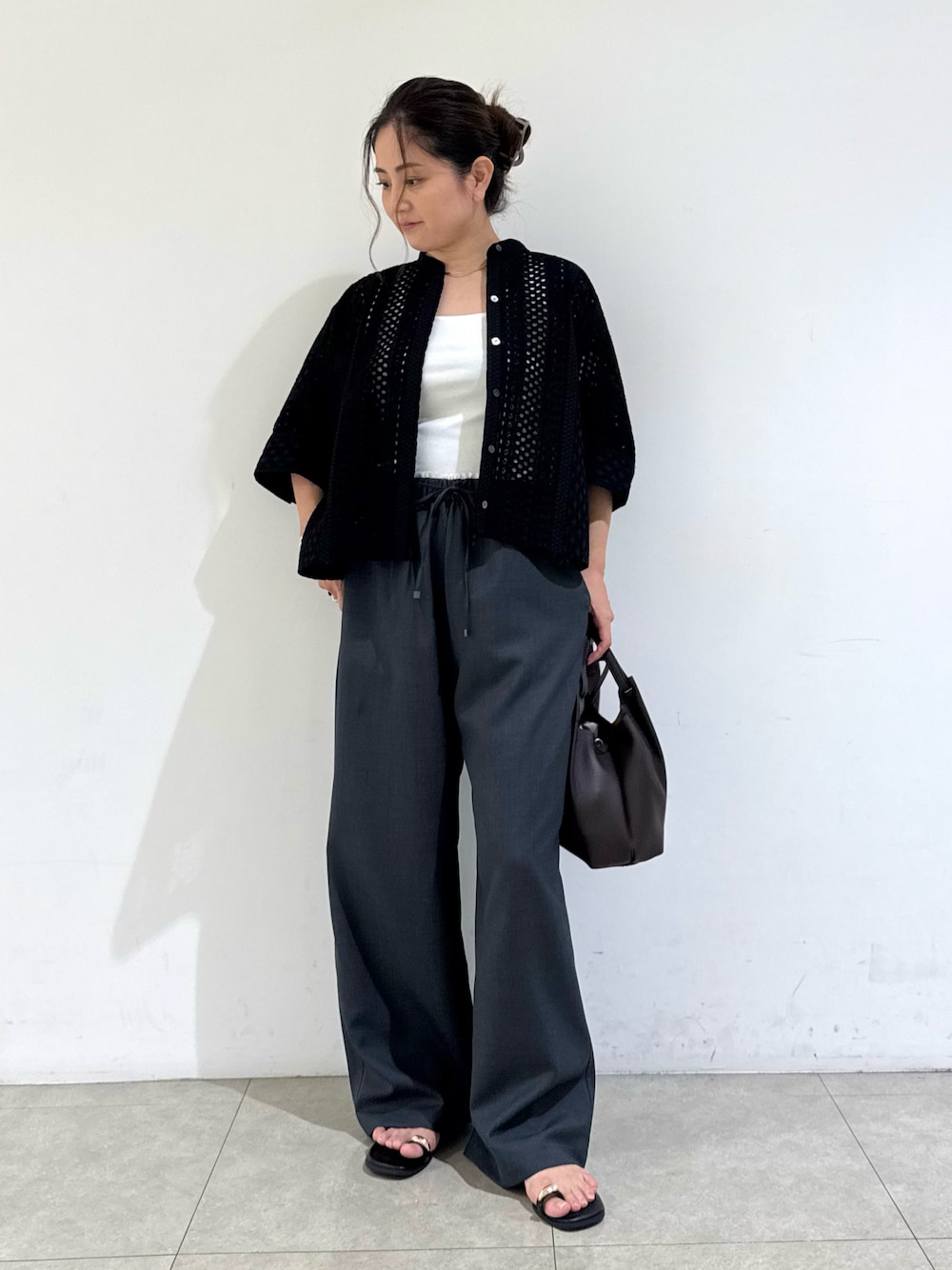 グレー系のその他パンツ、ホワイト系のタンクトップ、ブラック系のシャツ/ブラウスを着用したレディースの夏コーディネートの1枚目の写真