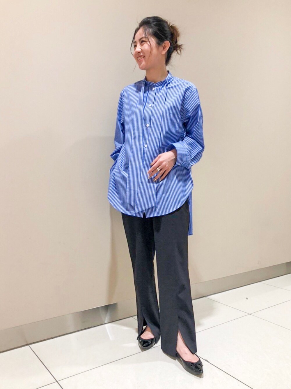 その他のシャツ/ブラウス、ブラック系のスラックスを着用したレディースの春コーディネートの1枚目の写真