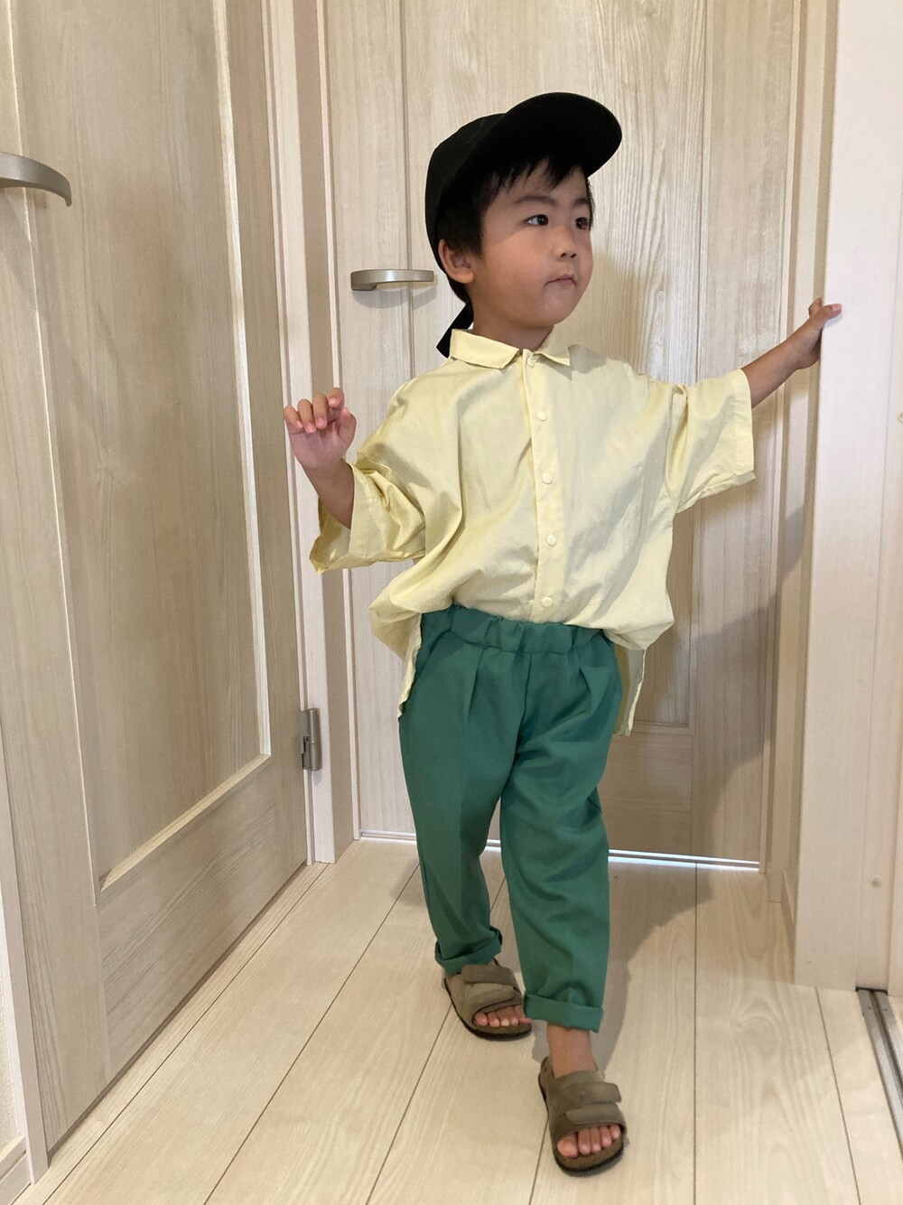 「lowrysfarmkids、パンツスタイル、パステルカラー、イエロー、グリーン、サンダル、シャツ、キャップ、ミッフィー、オーシャンアンドグラウンド」｜「BREEZEのコンフォートストラップサンダル（サンダル、ベージュ系）」を使った、a04030109さん（キッズ・100cm）の秋コーディネートの1枚目の写真