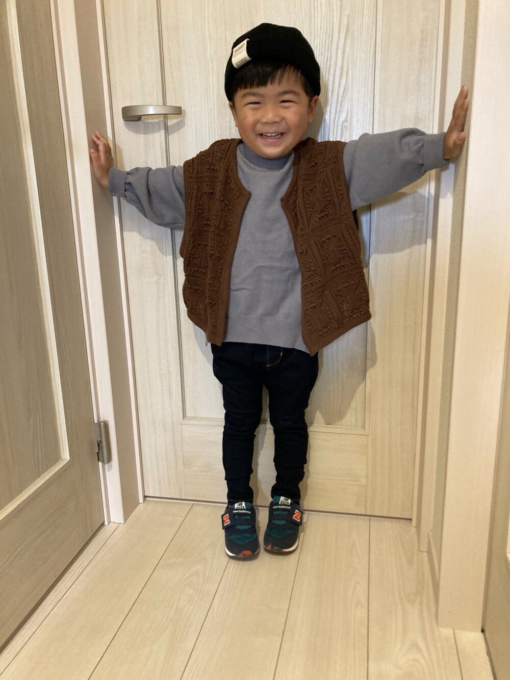 「未来のWEARISTAプロジェクト、休日スタイル、スニーカーコーデ、カジュアル、デニムパンツ、ニューバランス、ニット帽」｜「CIAOPANIC TYPYのカラーニットワッチ（ニットキャップ/ビーニー、ブラック系）」を使った、a04030109さん（キッズ・100cm）の秋コーディネートの1枚目の写真