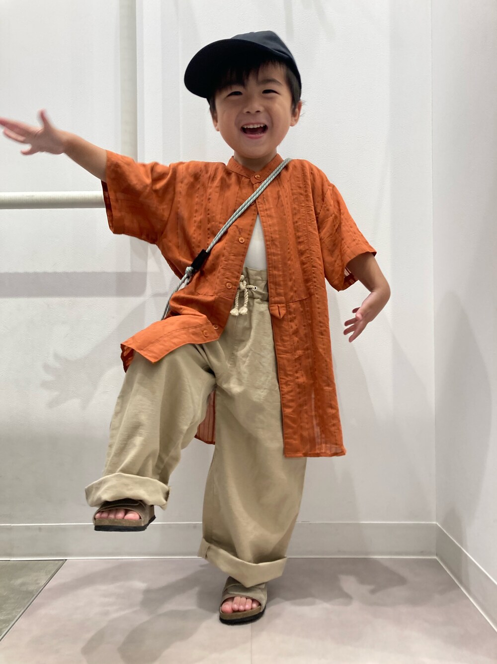 「キッズコーデ、ミッフィー、ぶりぶりざえもん、巾着バッグ、ローリーズファーム(LOWRYS FARM)、シャツスタイル、ワイドパンツ、オレンジ、キャップ、GU」｜「GUのアイテム（パンツ、ベージュ系）」を使った、a04030109さん（キッズ・100cm）の夏コーディネートの1枚目の写真