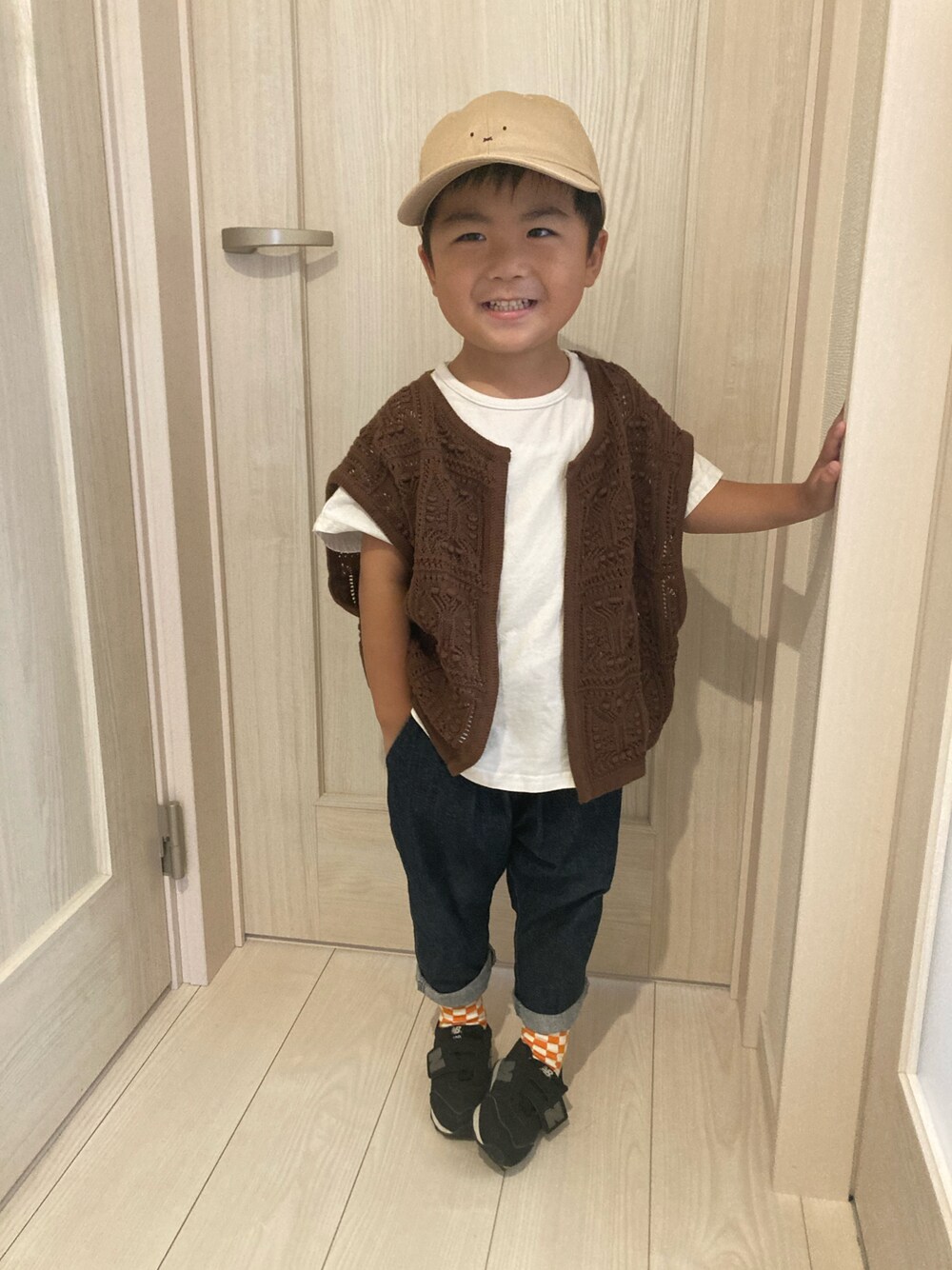 「キッズコーデ、ベスト、デニムパンツ、ソックス、ブラウン、ミッフィー、シンプルコーデ、ニューバランス、ローリーズファーム(LOWRYS FARM)、カジュアルコーデ、真夏のアクティブスタイル」｜「NEW BALANCEのアイテム（スニーカー、ブラック系）」を使った、a04030109さん（キッズ・100cm）の夏コーディネートの1枚目の写真