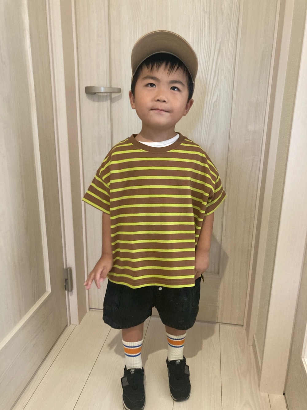 「ミッフィー、ボーダーTシャツ、ブラウン、シンプルコーデ、くつした×スニーカー、ニューバランス、デニムパンツ、ブラックデニム、カジュアルコーデ、真夏のアクティブスタイル」｜「LOWRYS FARMのＵＳＡボーダーＴシャツ　937148（Tシャツ/カットソー、ブラウン系）」を使った、a04030109さん（キッズ・100cm）の夏コーディネートの1枚目の写真