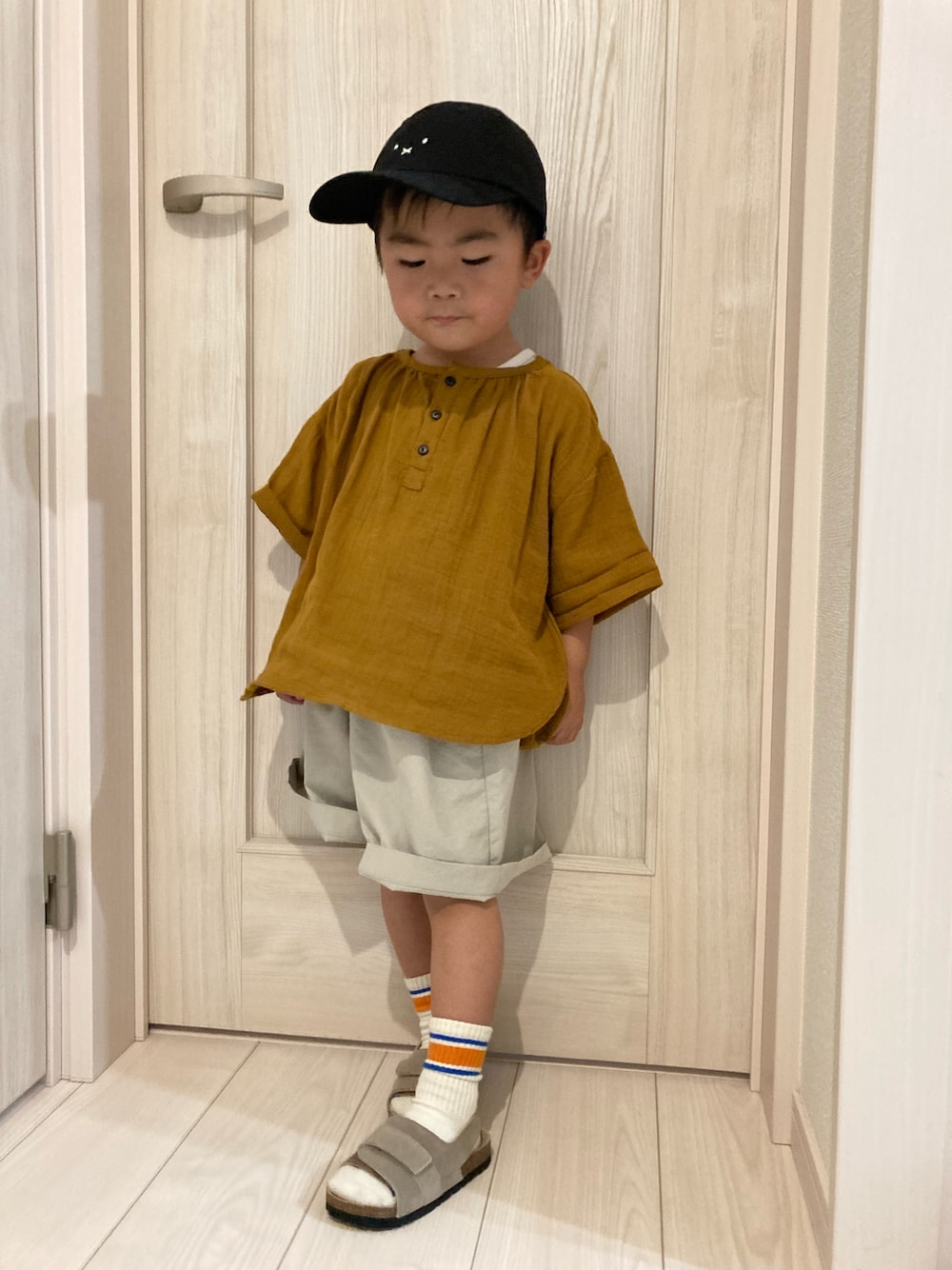 「キャップ、ショートパンツ、サンダル、ローリーズファーム(LOWRYS FARM)、ブリーズ、ミッフィー、プルオーバー、くつした×サンダル」｜「LOWRYS FARMのガーゼヘンリープルオーバー　275983（シャツ/ブラウス、イエロー系）」を使った、a04030109さん（キッズ・100cm）の春コーディネートの1枚目の写真