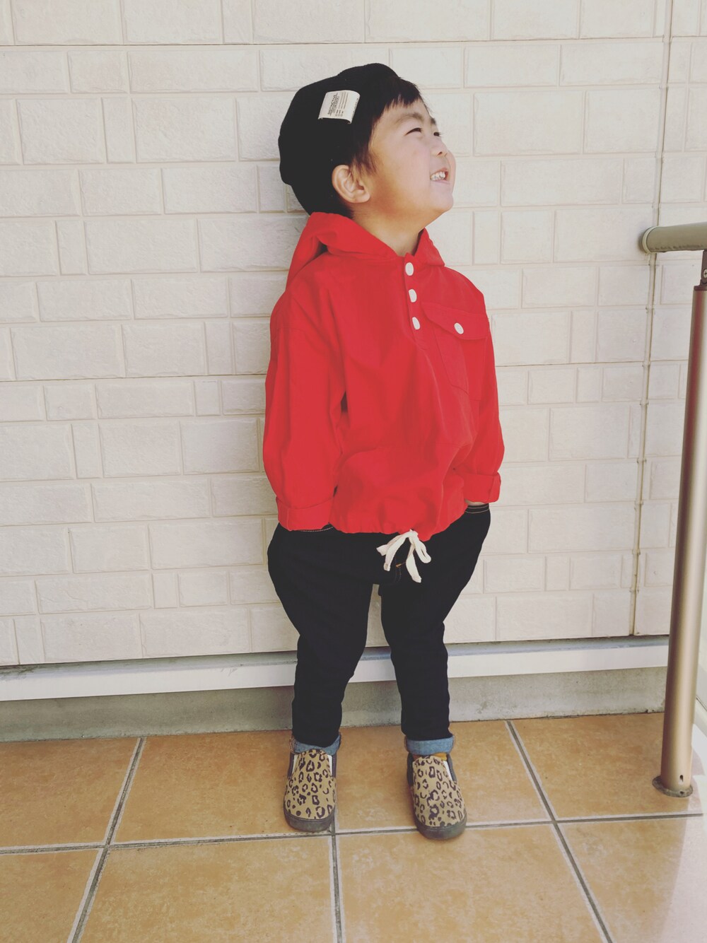 「男の子コーデ、キッズファッション、むすこーで、レッドコーデ、ローリーズファーム(LOWRYS FARM)、デニム、デニムパンツ」｜「BREEZEの4色4柄スリッポン（スリッポン、ベージュ系）」を使った、a04030109さん（キッズ・100cm）の春コーディネートの1枚目の写真