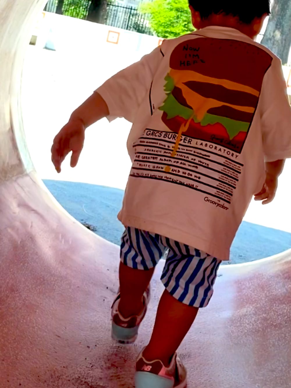 ブルー系のスニーカー、ホワイト系のTシャツ/カットソーを着用したキッズの春コーディネートの1枚目の写真