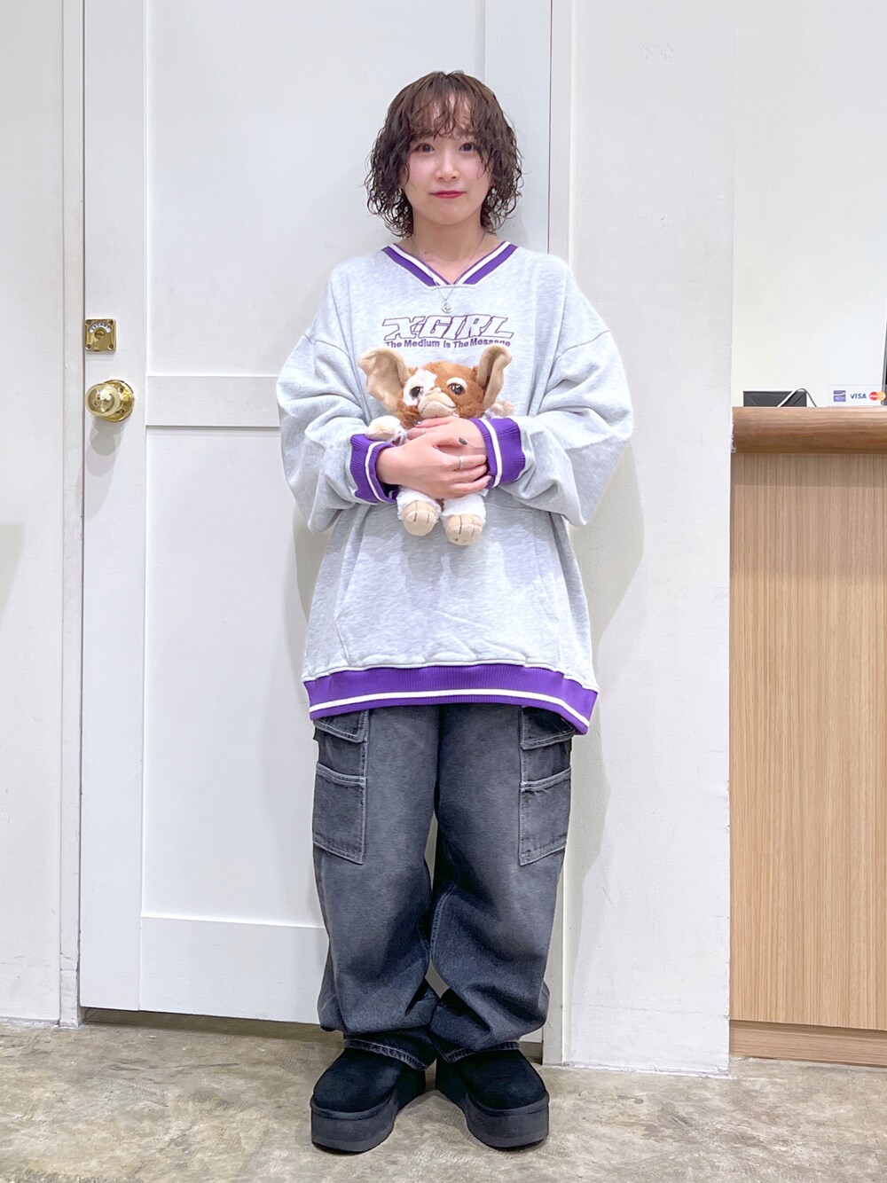 「ストリート、メンズライク、ootd、x-girl、低身長」｜「X-girlのSTRIPED RIB SWEAT TOP（スウェット、グレー系）」を使った、河原光希さん（レディース・144cm）の冬コーディネートの1枚目の写真