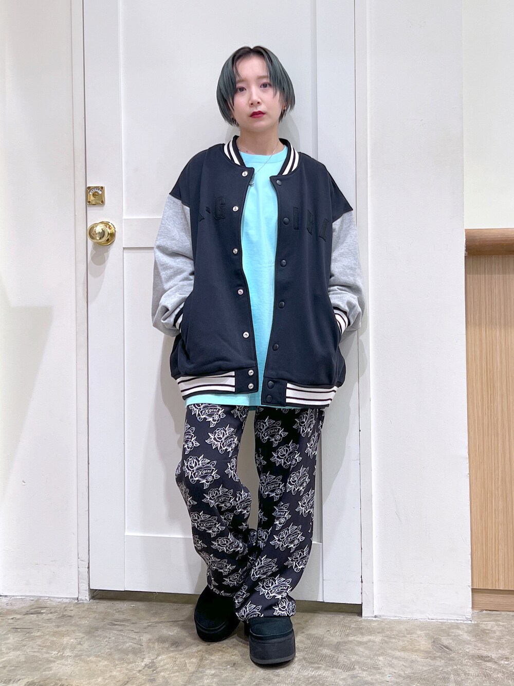 「ストリート、メンズライク、ootd、x-girl、低身長」｜「X-girlのSWEAT VARSITY JACKET（スタジャン、ブラック系）」を使った、河原光希さん（レディース・144cm）の春コーディネートの1枚目の写真