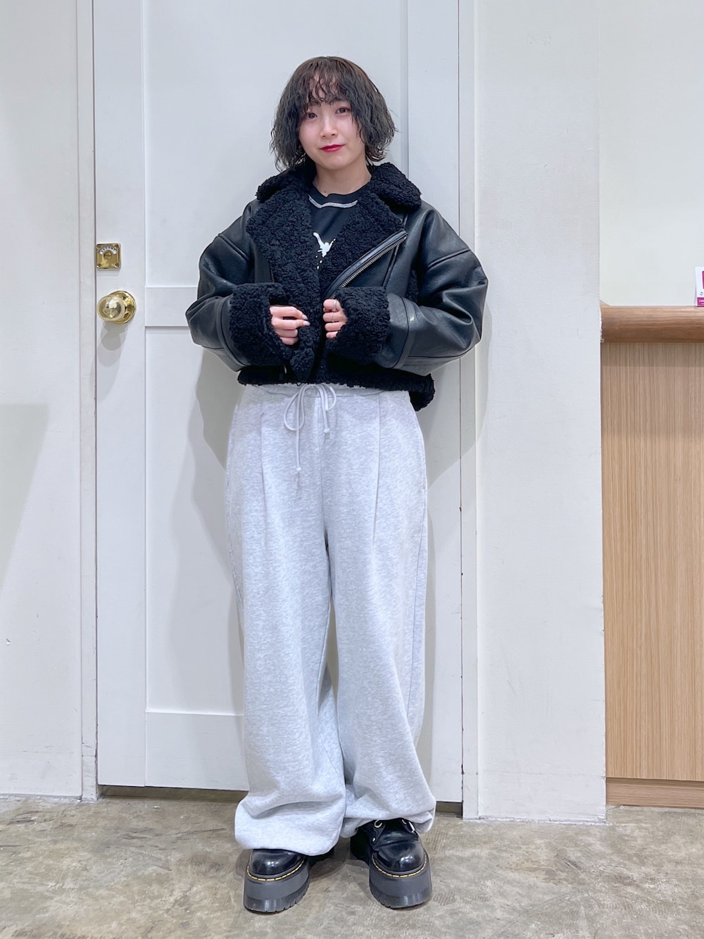 X-girl（エックスガール）の「CROPPED FAUX MOUTON RIDER'S