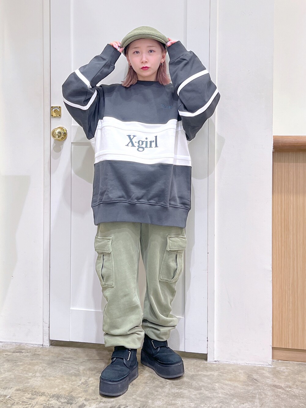 「ストリート、メンズライク、ootd、x-girl、低身長」｜「X-girlのPIGMENT DYED SWEAT PANTS（スウェットパンツ、グリーン系）」を使った、河原光希さん（レディース・144cm）の冬コーディネートの1枚目の写真