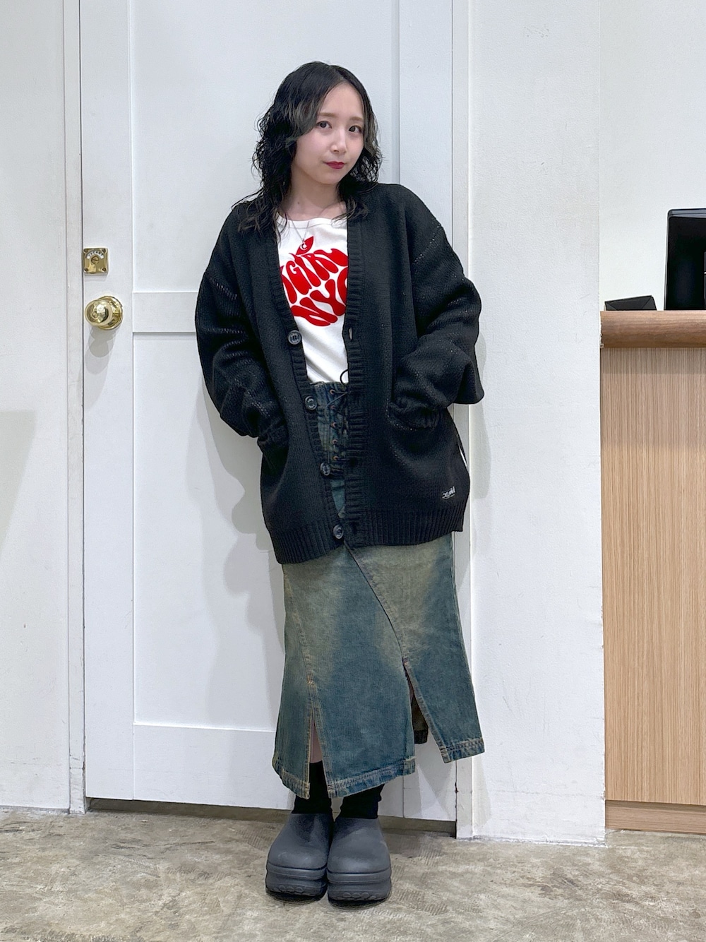 「ストリート、メンズライク、ootd、x-girl、低身長」｜「X-girlのFACE KNIT CARDIGAN（カーディガン/ボレロ、ブラック系）」を使った、河原光希さん（レディース・144cm）の冬コーディネートの1枚目の写真