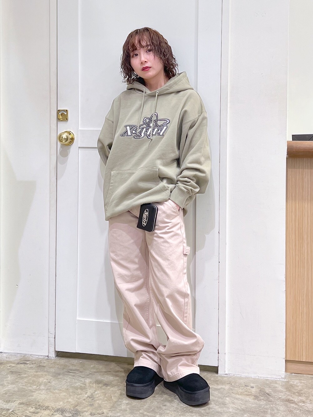 「ストリート、メンズライク、ootd、x-girl、低身長」｜「X-girlのCHEMICAL SYMBOL LOGO EMBROIDERY SWEAT HOODIE（パーカー、グリーン系）」を使った、河原光希さん（レディース・144cm）の冬コーディネートの1枚目の写真