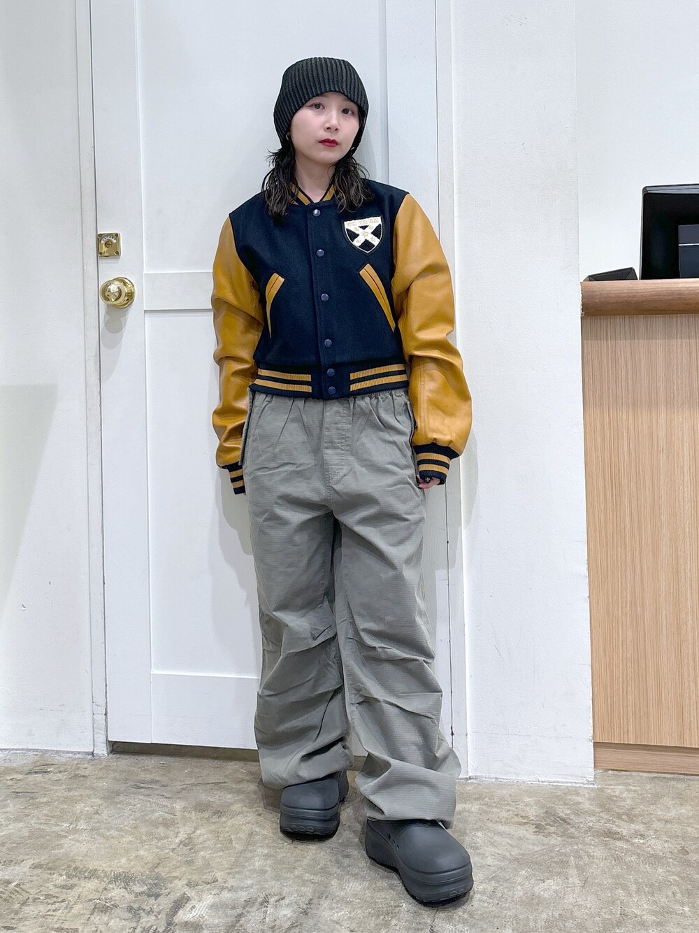 「ストリート、メンズライク、ootd、x-girl、低身長」｜「X-girlのBICOLOR BEANIE（ニットキャップ/ビーニー、ブラック系）」を使った、河原光希さん（レディース・144cm）の冬コーディネートの1枚目の写真