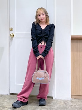 「アイテム（スウェットパンツ、レッド系）」を使った、河原光希さん（レディース・144cm）の秋コーディネート