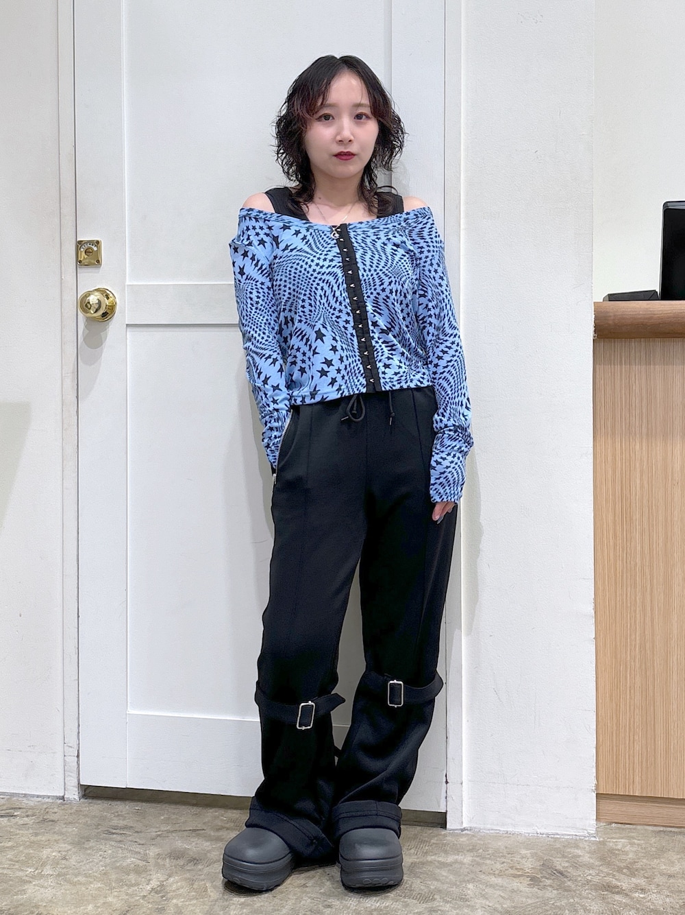 「ストリート、メンズライク、ootd、x-girl、低身長」｜「X-girlのDISTORTED STARS COMAPCT CARDIGAN（Tシャツ/カットソー、ブルー系）」を使った、河原光希さん（レディース・144cm）の冬コーディネートの1枚目の写真