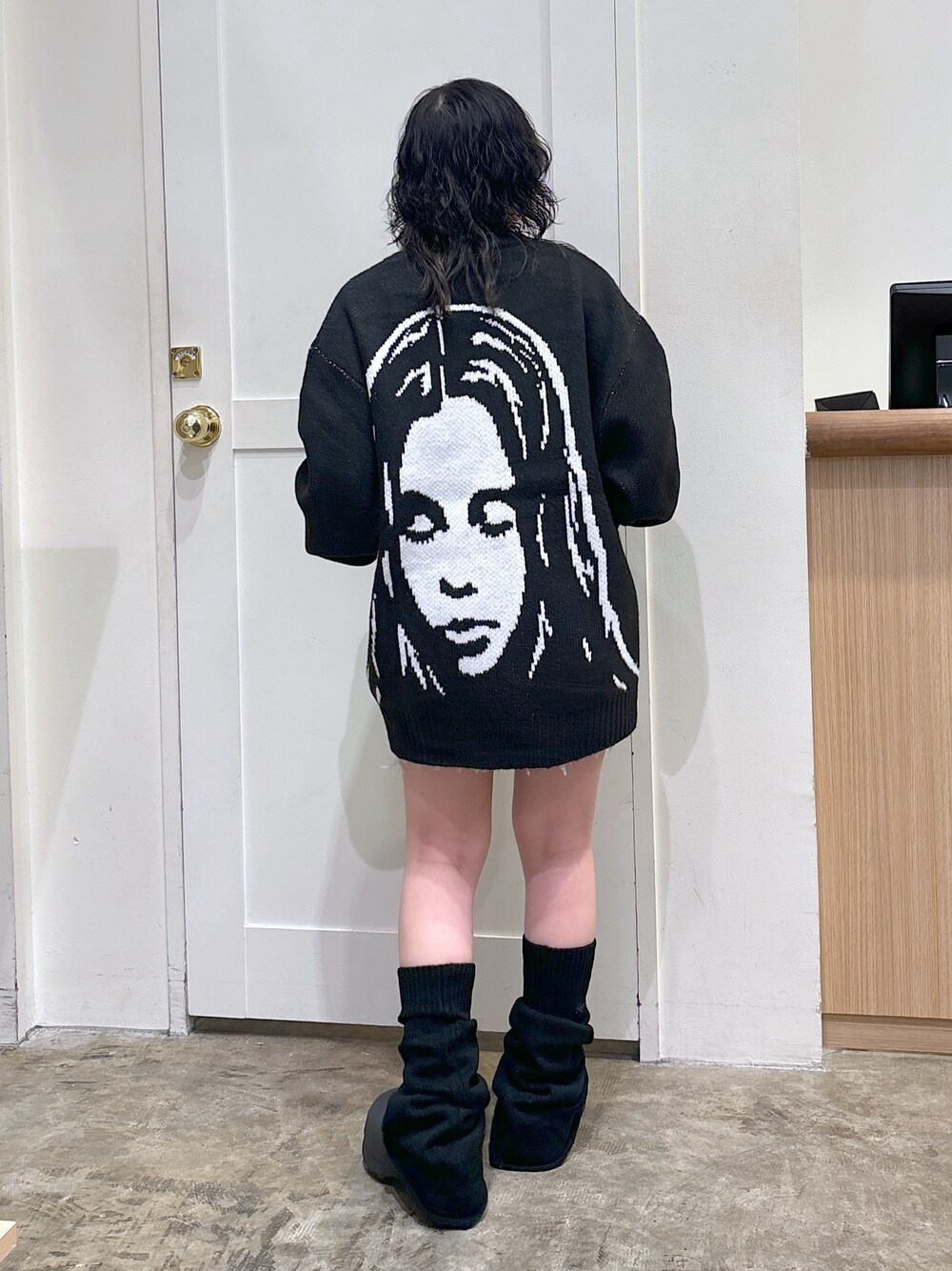 「ストリート、メンズライク、ootd、x-girl、低身長」｜「X-girlのFACE KNIT CARDIGAN（カーディガン/ボレロ、ブラック系）」を使った、河原光希さん（レディース・144cm）の冬コーディネートの1枚目の写真