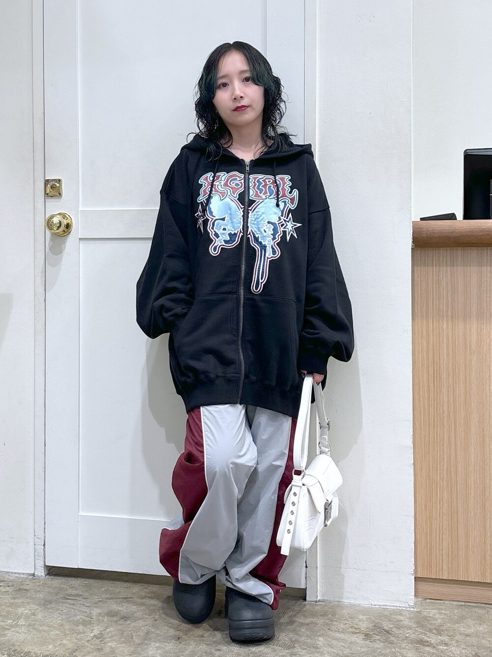「ストリート、メンズライク、ootd、x-girl、低身長」｜「X-girlのBUTTERFLY ZIP UP HOODIE（パーカー、ブラック系）」を使った、河原光希さん（レディース・144cm）の冬コーディネートの1枚目の写真