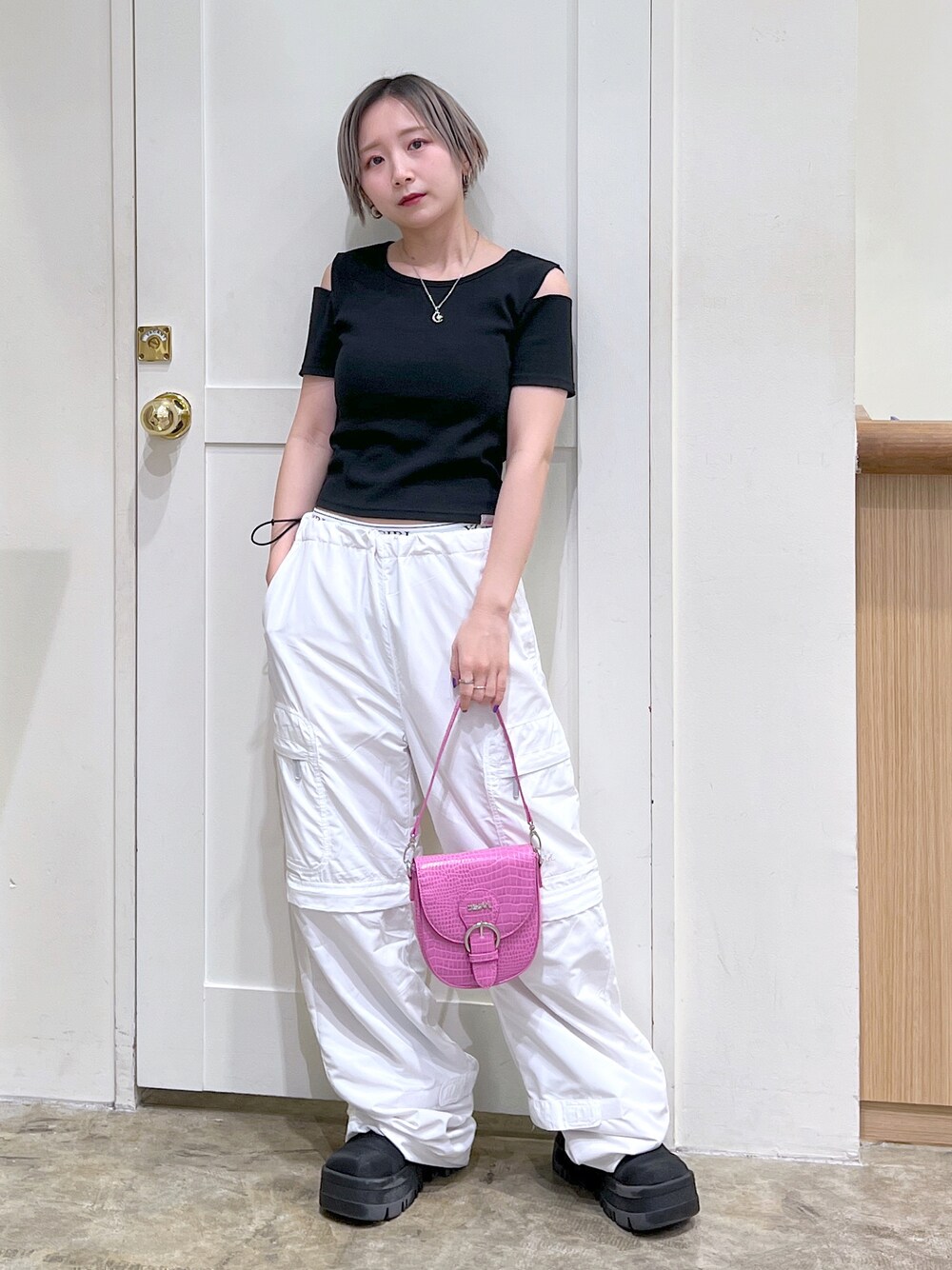 「ストリート、メンズライク、ootd、x-girl、低身長」｜「X-girlのCUT OUT SHOULDER S/S TOP（Tシャツ/カットソー、ブラック系）」を使った、河原光希さん（レディース・144cm）の春コーディネートの1枚目の写真