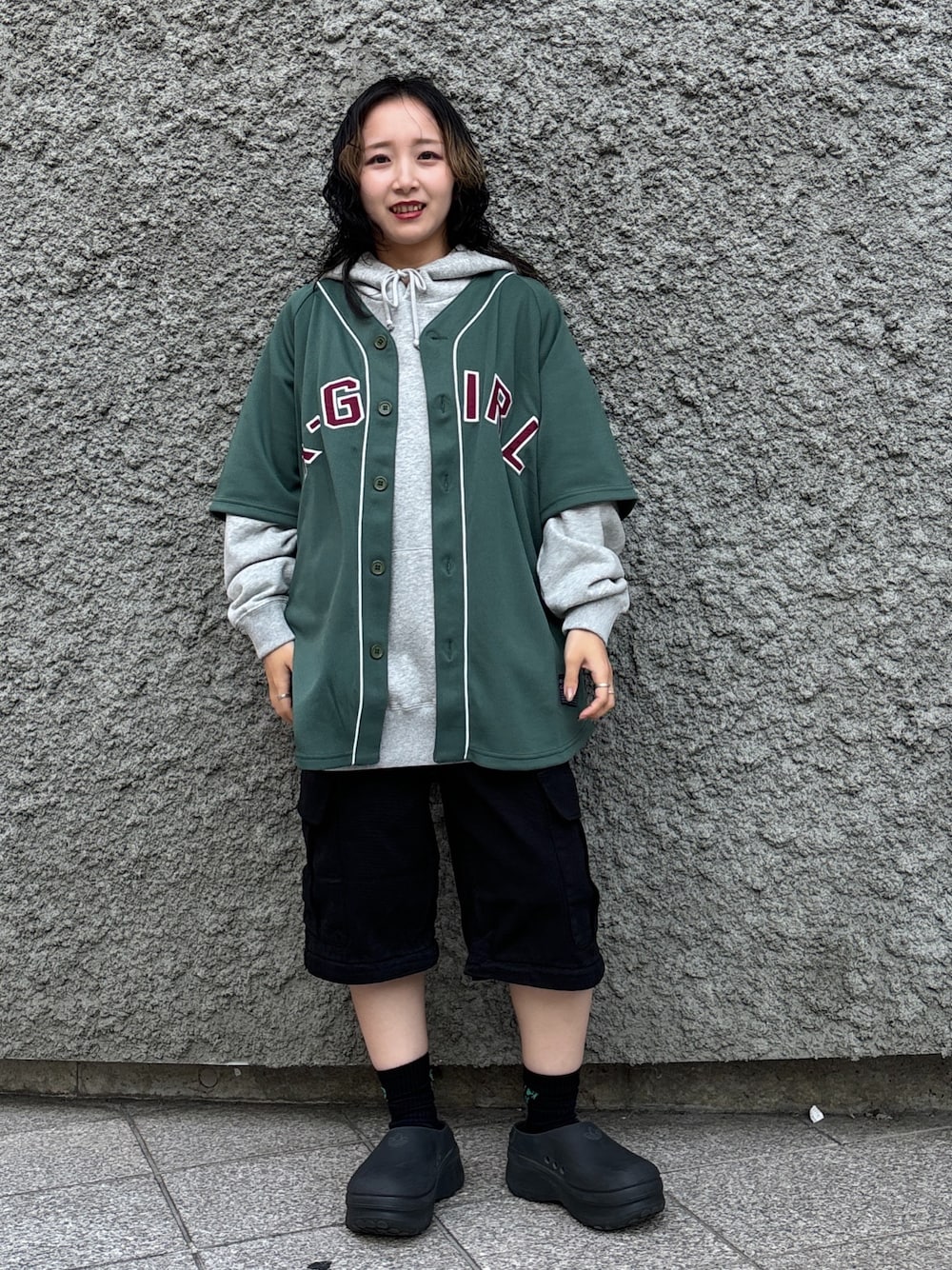 「ストリート、メンズライク、ootd、x-girl、低身長」｜「X-girlのX-girl FACE POSTER SWEAT HOODIE（パーカー、グレー系）」を使った、河原光希さん（レディース・144cm）の冬コーディネートの1枚目の写真