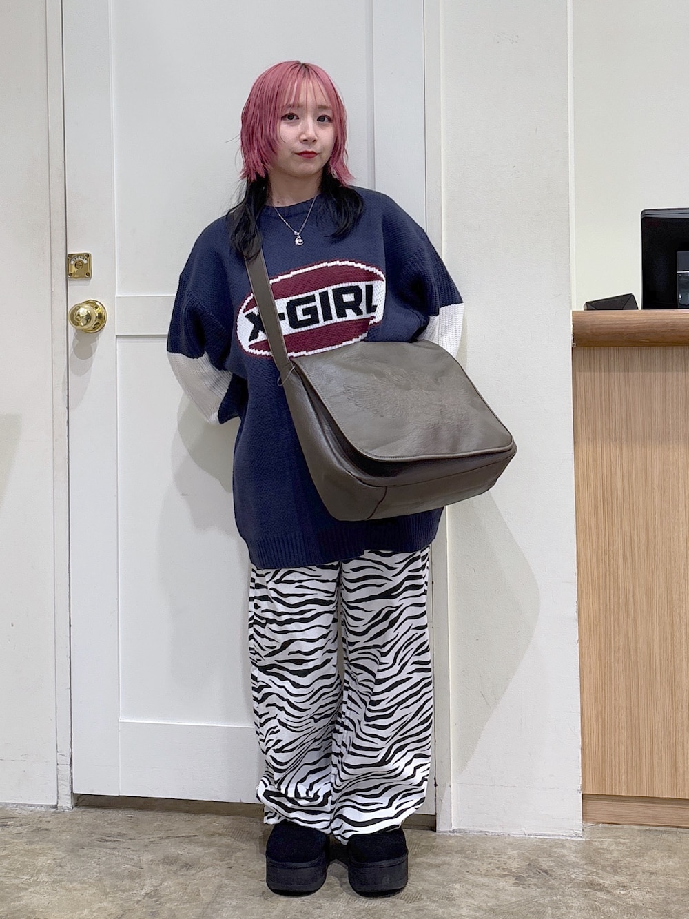 「ストリート、メンズライク、ootd、x-girl、低身長」｜「X-girlのBICOLOR OVAL LOGO JACQUARD KNIT TOP（ニット/セーター、ブルー系）」を使った、河原光希さん（レディース・144cm）の夏コーディネートの1枚目の写真