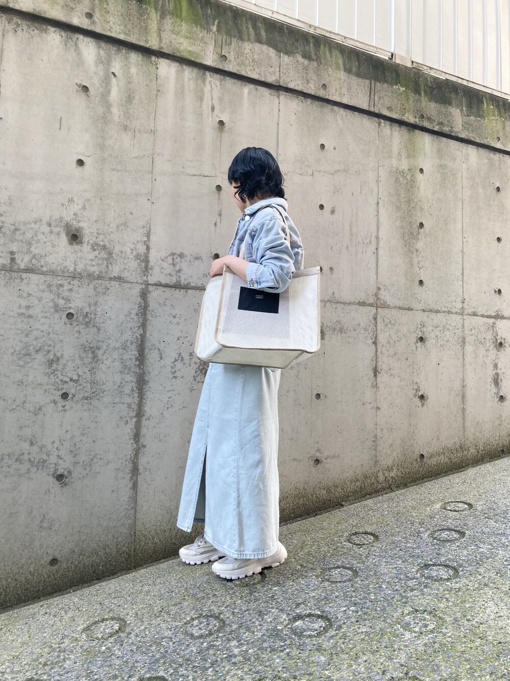 「HIROKO HAYASHI、HIROKOHAYASHI、ヒロコハヤシ、トートバッグ、デニム、ホワイト、カジュアル」｜「HIROKO HAYASHIのGRIGLIA（グリリア）トートバッグ（トートバッグ、ホワイト系）」を使った、mc_hhさん（レディース・156cm）の夏コーディネートの1枚目の写真