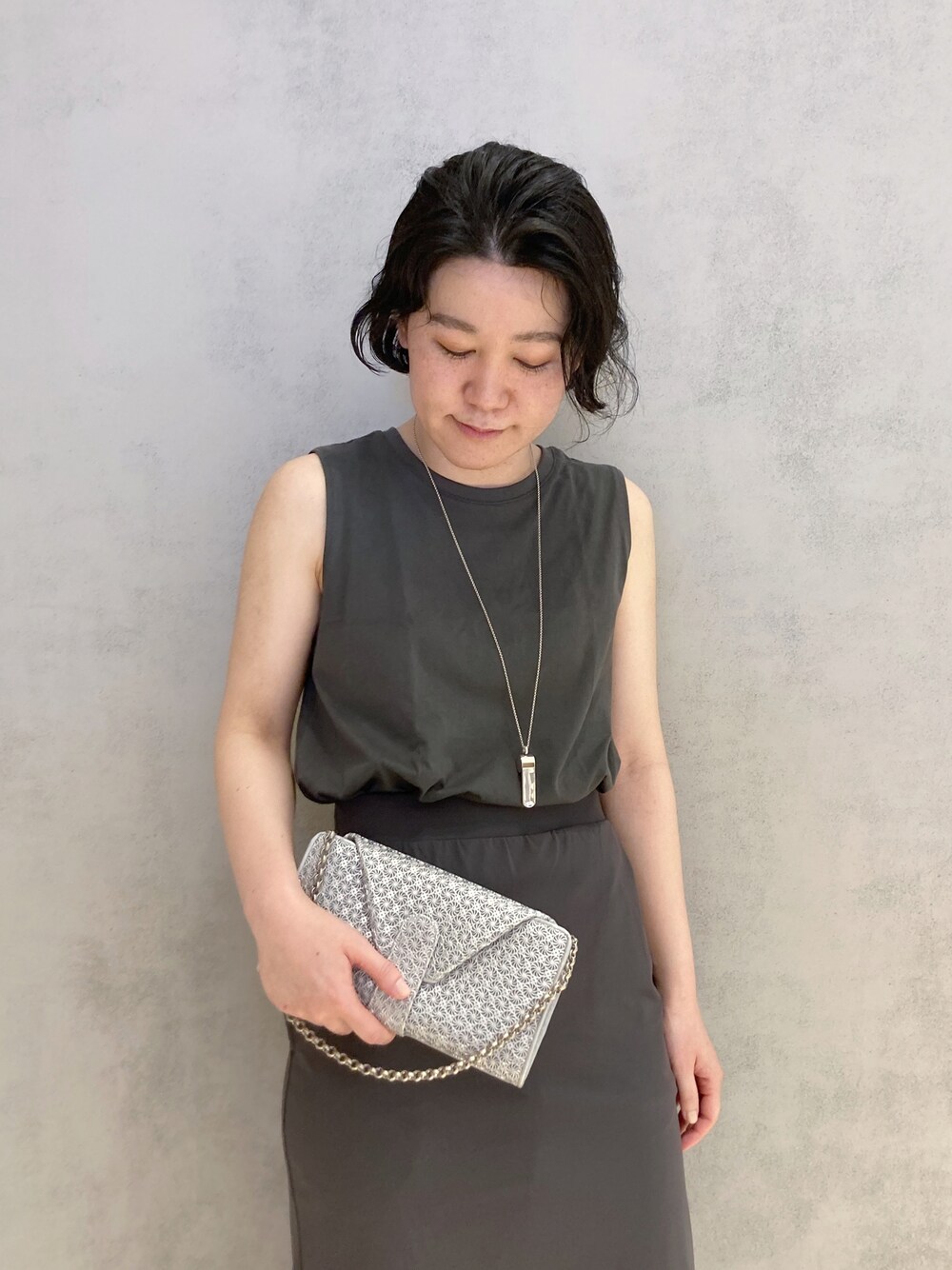「HIROKOHAYASHI、ヒロコハヤシ、HIROKO HAYASHI、シルバー、グレー、カジュアル、シンプル、ワントーンコーデ、オトナカジュアル」｜「HIROKO HAYASHIのGIRASOLE(ジラソーレ) チェーン付長財布（財布、ベージュ系）」を使った、mc_hhさん（レディース・156cm）の春コーディネートの1枚目の写真